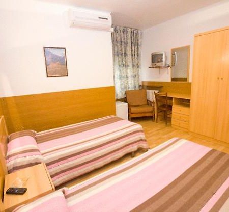 Hostal Lizana Huesca Ngoại thất bức ảnh