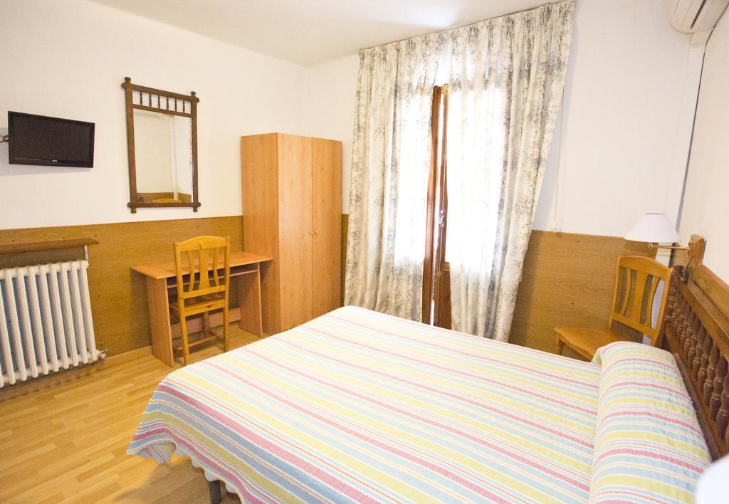 Hostal Lizana Huesca Ngoại thất bức ảnh